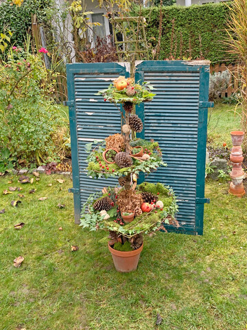 Weihnachtsbaum-Etagere mit nat�rlichen Deko-Materialien.