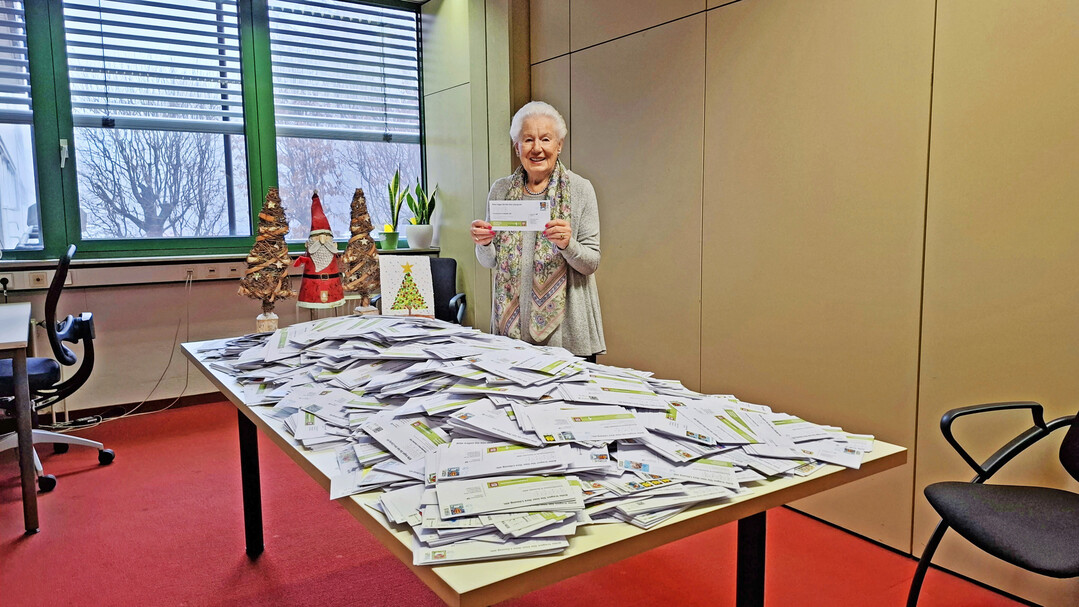 Die Ziehung der Regionalpreise f�r Leserinnen und Leser von BWagrar �bernahm im Verlagshaus in Stuttgart-Plieningen mit ge�bter Hand Irene Reichert.