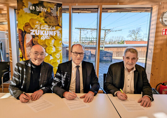 Mit der Unterzeichnung der Kooperationsvereinbarung ist der Zusammenschluss der landwirtschaftlichen Arbeitgeberverb�nde in Baden-W�rttemberg besiegelt. V.l.n.r.: Franz-Josef M�ller, Vorsitzender des AGV S�dbaden, Hans-Benno Wichert, Pr�sident des LFAGV Baden-W�rttemberg, und BLHV-Pr�sident Bernhard Bolkart.