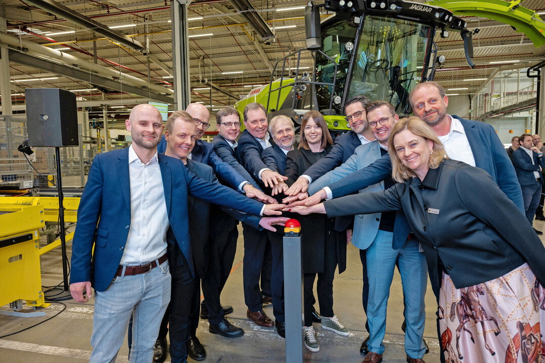Vertreter der Politik, der Familie Claas, der Gesch�ftsf�hrung und die Projektverantwortlichen nehmen das neue Logistikzentrum in Betrieb.