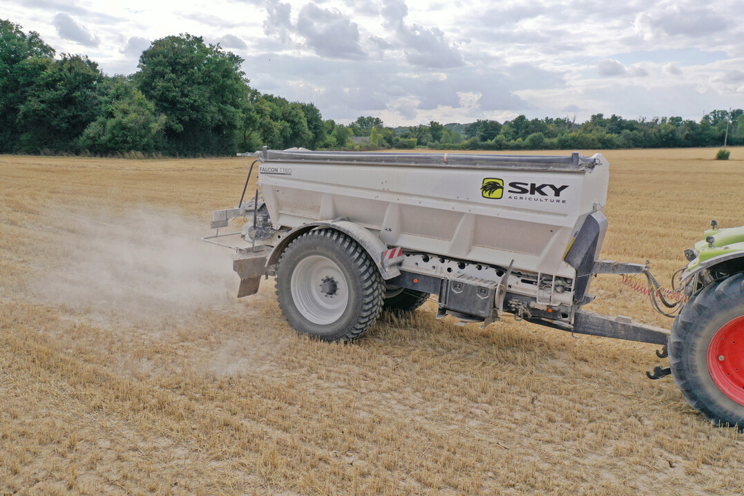 Mit granulierten Düngern sind Streubreiten bis 52 Meter möglich.