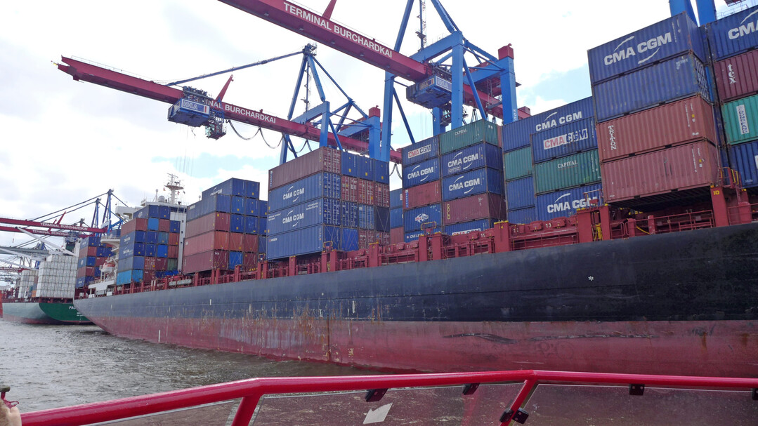 Containerschiff im Hamburger Hafen.