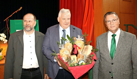 Geschenkkorb: Als Dankesch�n �berreichten der KBV-Vorsitzende Karl Endri� und Thomas Sugg (l.) vom Verein zur landwirtschaftlichen Fortbildung im Kreis Sigmaringen e. V. Agrarminister Peter Hauk (r.) einen Geschenkkorb mit regionalen Produkten. 