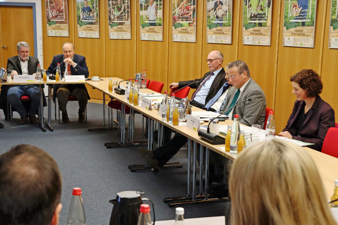 Austausch im Ministerium L�ndlicher Raum: Vertreter aus Landwirtschaft und Handel tauschen sich aus.