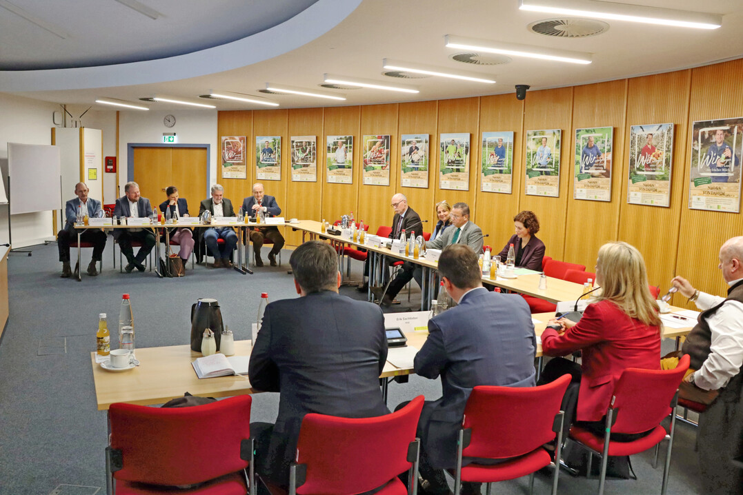 �Austausch im Ministerium: Vertreter aus Landwirtschaft, Handel und Politik diskutieren �ber Wege zu fairen Erzeugerpreisen.