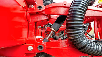 Ein Hydraulikzylinder im Parallelogramm kann die S�reihe ballastieren oder entlasten.