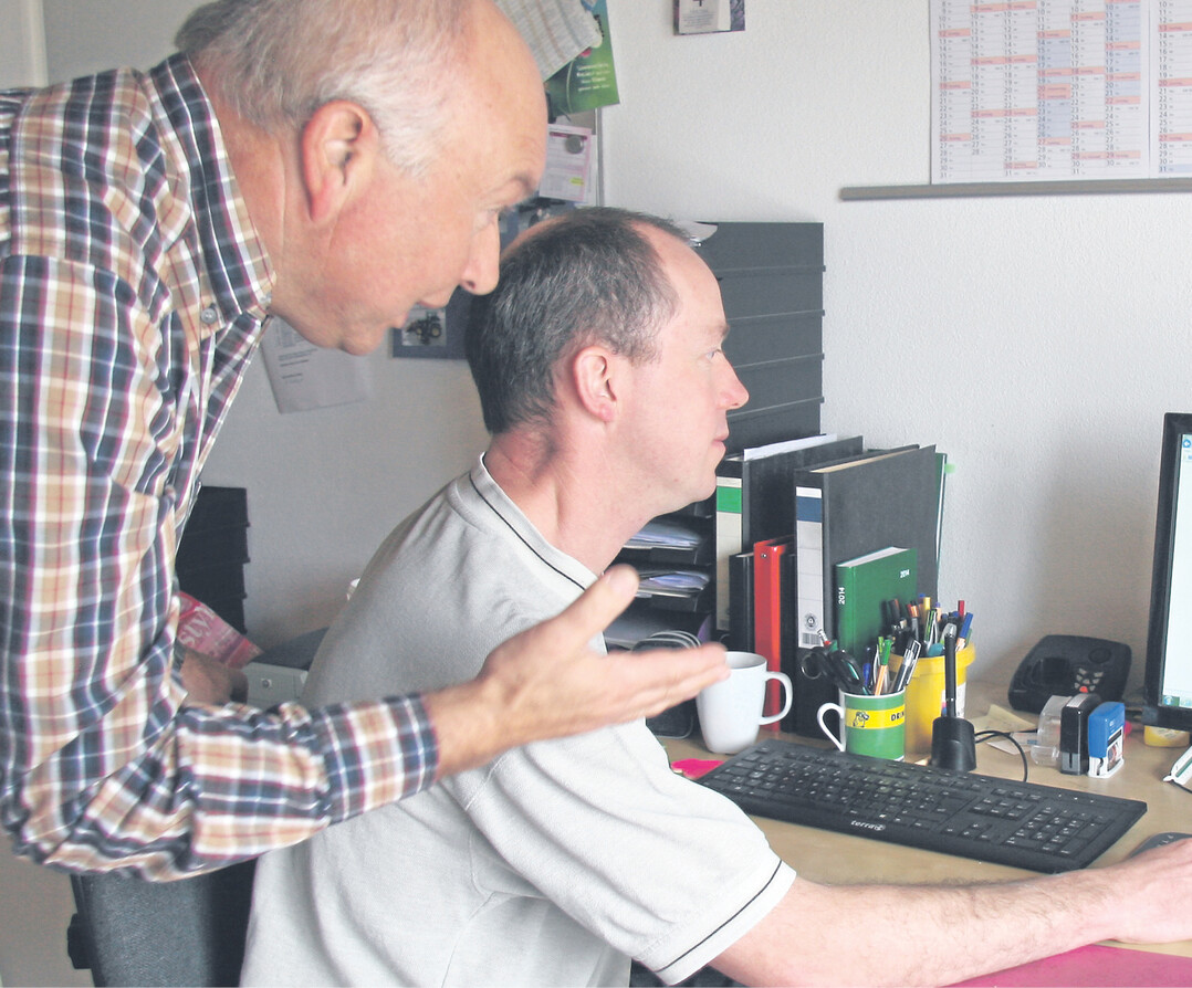 Hans-J�rgen Me�mer (l.) interpretiert mit Landwirt Markus Hall die Daten des Prognosemodells.