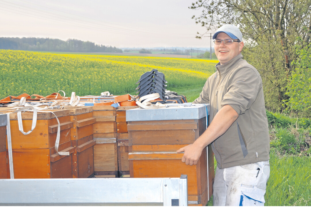 Tobias Schlotz stellt die V�lker an den Feldrand. Bei der Standplatzwahl ist es ihm wichtig, dass er mit dem Auto direkt heranfahren kann.