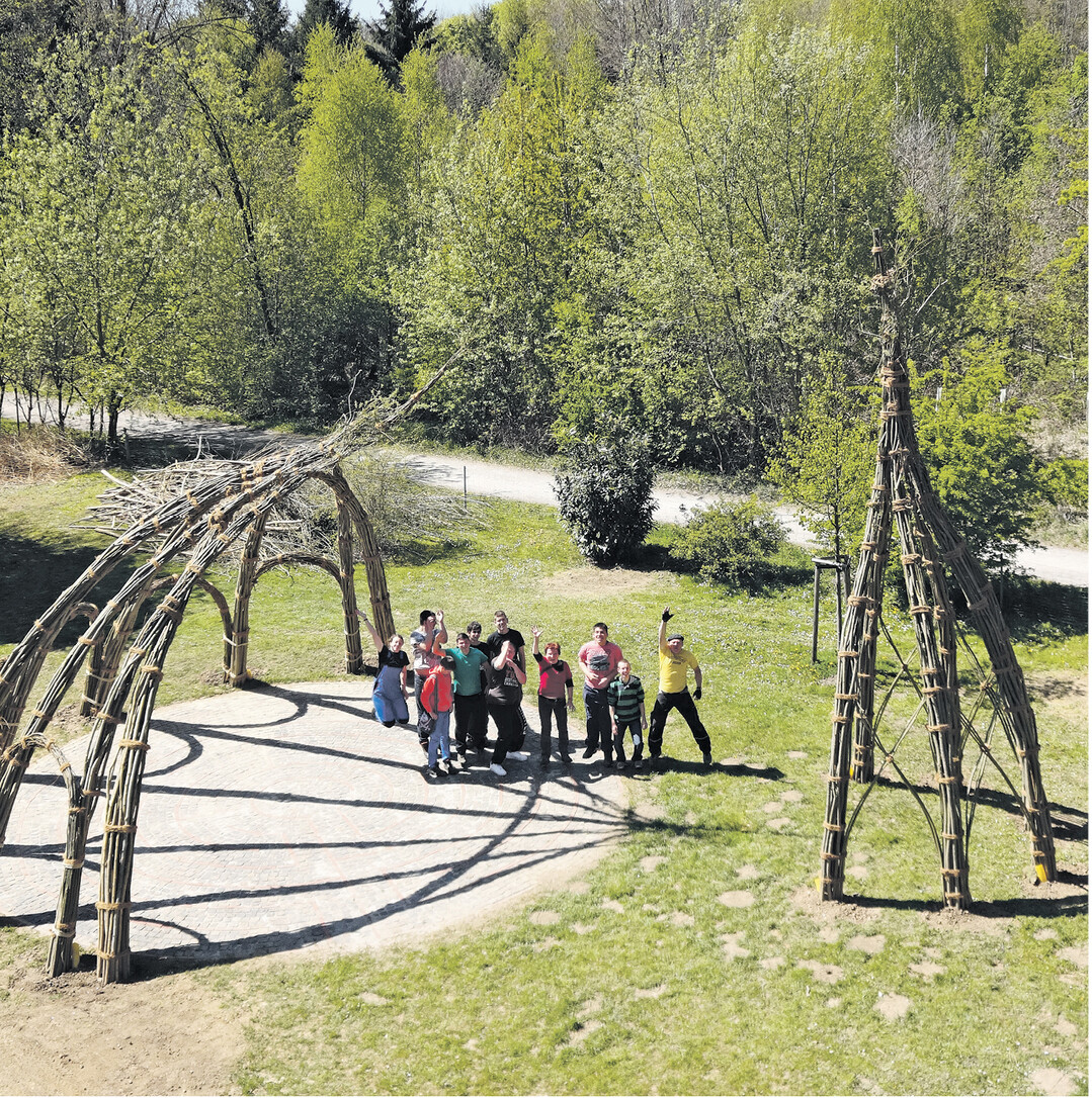 Aus �ber 500 Weidenruten aus Leinfelden, Echterdingen, Blaustein und Blaubeuren haben 15 junge Leute eine Weidenkirche errichtet. Sie steht im Bernh�user Forst beim Tagungszentrum des Evangelischen Jugendwerk in W�rttemberg.