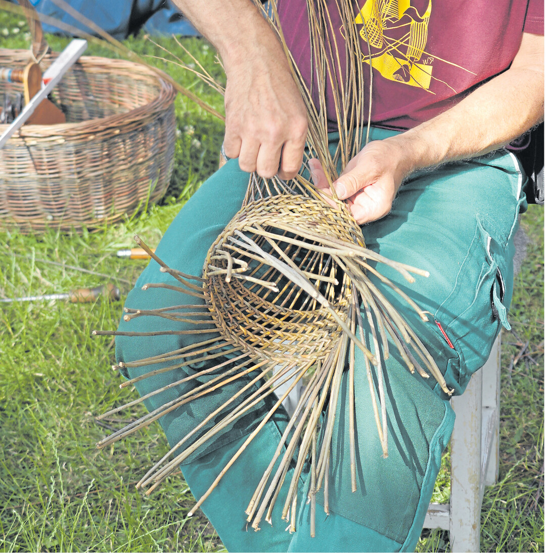 bild der woche Das deutsche Flechthandwerk hat die wichtigste Etappe auf dem Weg zur Eintragung ins Bundesverzeichnis des immateriellen UNESCO-Kulturerbes geschafft. �ber die Neuaufnahmen in das Bundesverzeichnis wird die Kultusministerkonferenz Anfang 2017 entscheiden. Da das Flechthandwerk auf der ganzen Welt verbreitet ist, rechnet sich die Bundesinnung nun gute Chancen aus, auch internationale Anerkennung zu finden.