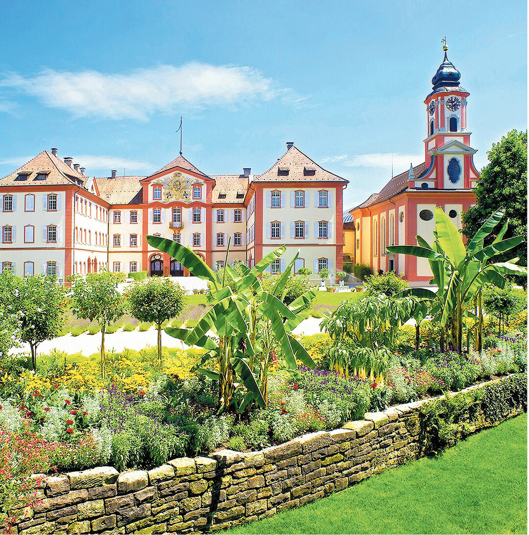 Die Blumeninsel Mainau im Bodensee widmet sich 2019 dem Motto Sonne, Mond und Sterne". Dazu gibt es viele Veranstaltungen, Aktionen und kulinarische Gen�sse. Vom 30. Mai bis 2. Juni wird im Mainau Park, in Schloss und Palmenhaus das Gr�fliche Inselfest gefeiert. Den Veranstaltungskalender gibt es unter www.mainau.de.