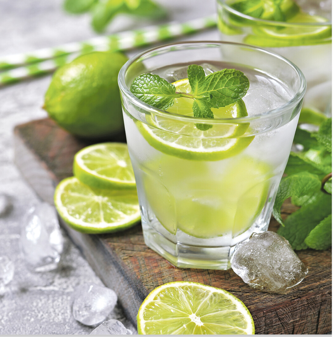 Eine erfrischende Limonade ist schnell zubereitet, zum Beispiel mit Bl�ttern von Minze, Zitronenmelisse, Basilikum oder mit Holunder- oder Rosenbl�ten. Kr�uter/Bl�ten in Mineralwasser, Apfelsaft oder Kr�utertee �ber Nacht ziehen lassen, etwas Zitronen- oder Limonensaft dazu geben, nach Belieben s��en. F�r 750 ml Kr�utersirup: 500 ml Wasser und 200 g Zucker mit 4 Bund Kr�utern etwa 30 Minuten k�cheln lassen, Saft von 3 bis 4 Zitronen dazu geben, absieben und in eine Flasche f�llen. Mit Mineralwasser verd�nnt servieren. Weitere Tipps und Rezepte auf www.bwagrar.de / Webcode 659 2235.