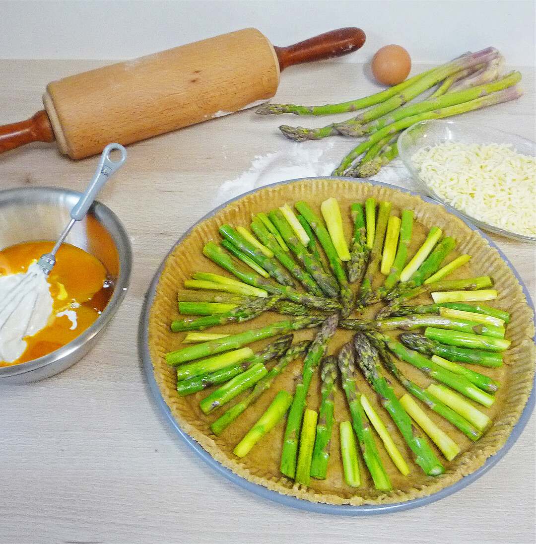 Jetzt haben wei�er und gr�ner Spargel Saison. Eine Quiche, also ein salziger Kuchen, ist schnell zubereitet. Als Boden kann ein M�rbteig, Hefe- oder Quark-�l-Teig dienen. Wie es genau geht und weitere Rezepte gibt es auf den folgenden Seiten.