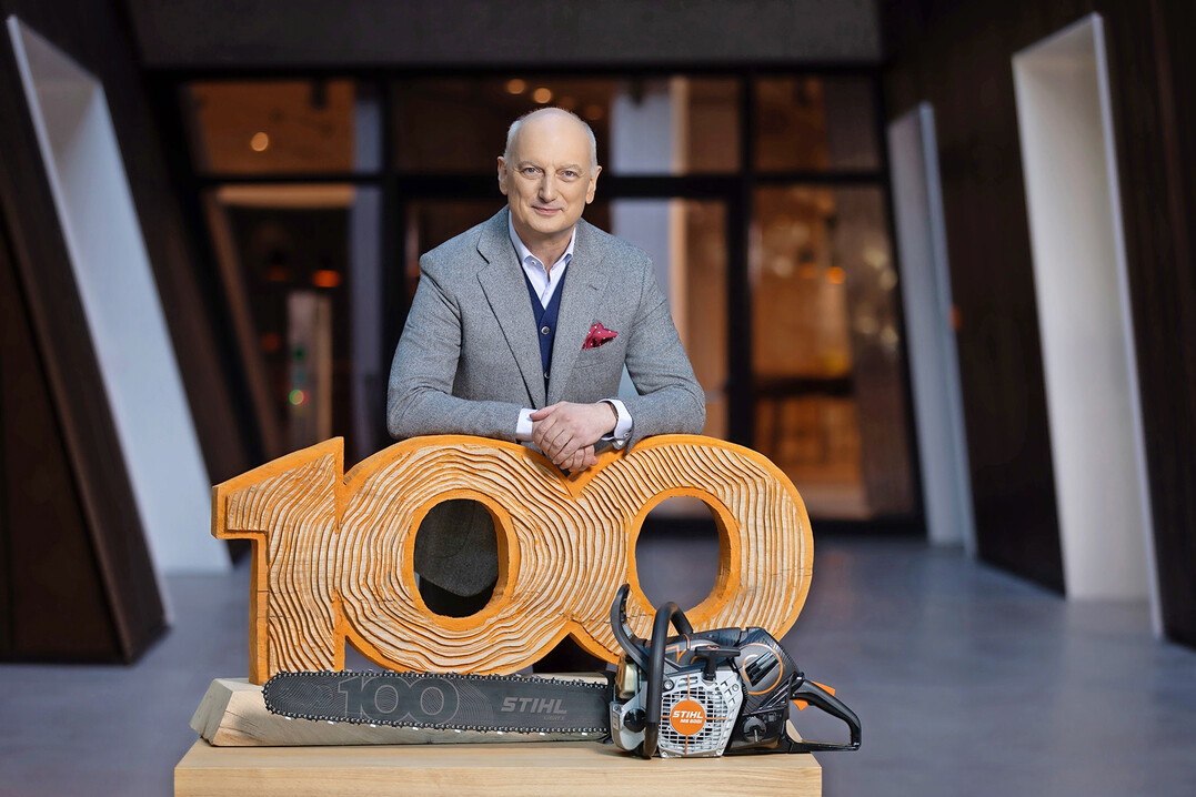 Dr. Nikolas Stihl, Vorsitzender des Stihl Beirats und Aufsichtsrats, pr�sentiert anl�sslich des 100-j�hrigen Firmenjubil�ums die Jubil�umss�ge Stihl MS 500i Centennial Edition. 
