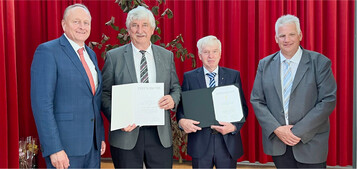 Joachim Rukwied zeichnete Heinz Scheffold mit der Silbernen und Hubert Hopp mit der Goldenen �hre des Bauernverbands aus.