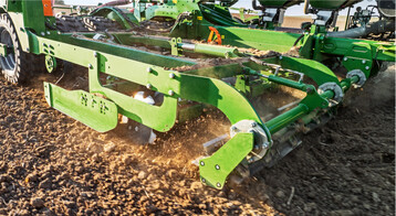 Für die Amazone Cirrus 6003-2 ist jetzt eine Messerwalze als Vorwerkzeug lieferbar.