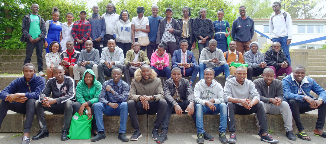 Rund 40 Jungen und M�dchen aus Kenia sammeln in den kommenden Wochen Erfahrungen in der deutschen Landwirtschaft.