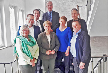 Die Teilnehmerinnen und Teilnehmer am Gedankenaustausch im Ministerium (v. l.): Sylvia Pilarsky-Grosch, BUND Baden-W�rttemberg; J�rgen Maurer und Horst Wenk, LBV, Ministerin Nicole Razavi, Michael N�dl, Badischer Landwirtschaftlicher Hauptverband (BLHV), Staatssekret�rin Andrea Lindlohr, Dr. Gerhard Bronner, Landesnaturschutzverband und Karl-Heinz Mayer, BLHV.