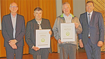 Zwei Silberne Ehrennadeln hatten der Landesvorsitzende Christian Wittlinger (r.) und Gesch�ftsf�hrer Hansj�rg Weber (l.) bei der Mitgliederversammlung dabei: Eine war f�r Martin Kugler (2.v. l.), der 30 Jahre an vorderster Stelle des MR Rems-Murr-Neckar-Enz t�tig war. Die andere durfte Gerhard Kleinhans (MR Ostalb) entgegennehmen, der von 1997 bis 2022 im Vorstand mitwirkte.
