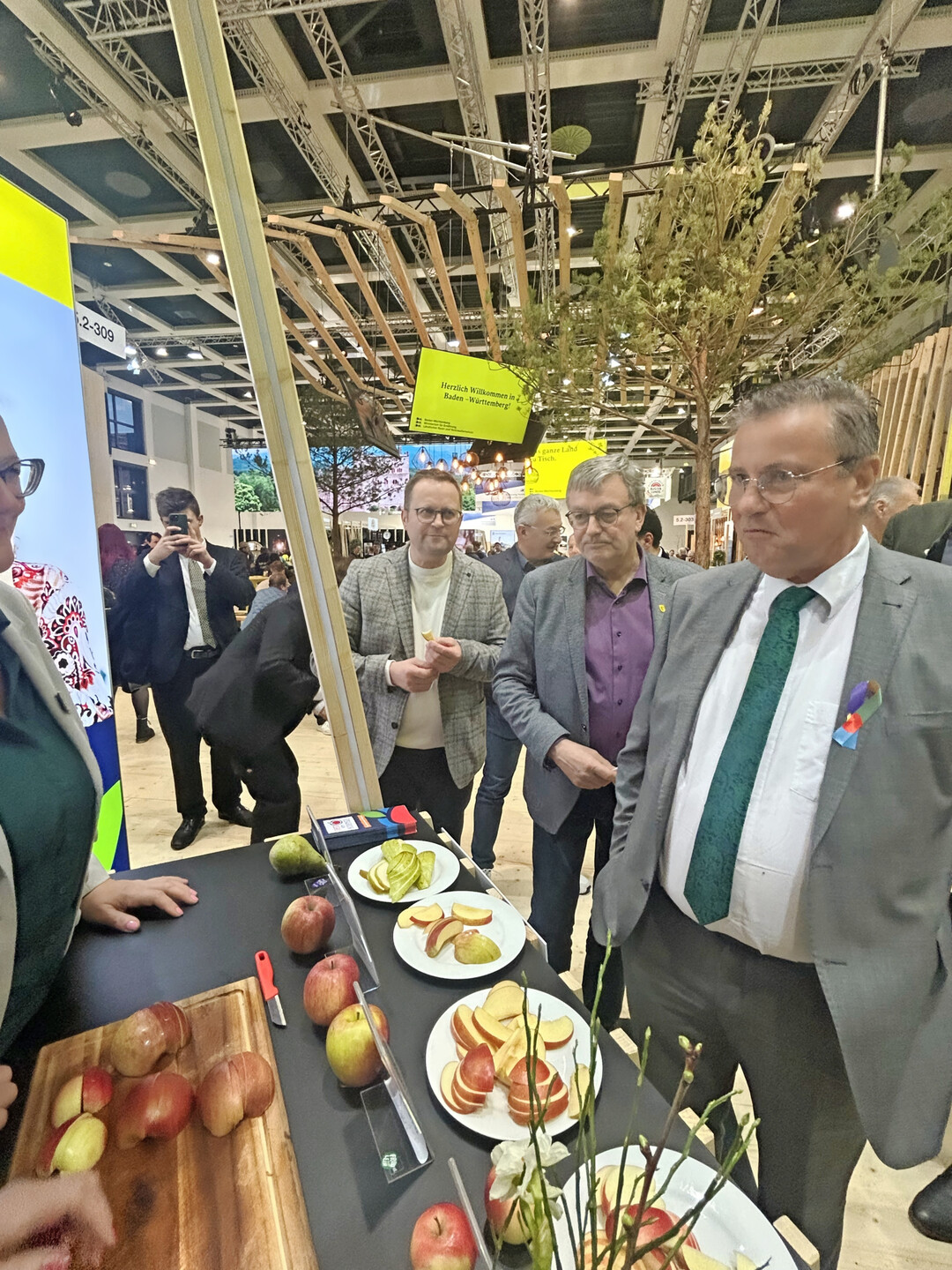 Der baden-württembergische Landwirtschaftsminister Peter Hauk MdL (r.) testet Obst vom Bodensee