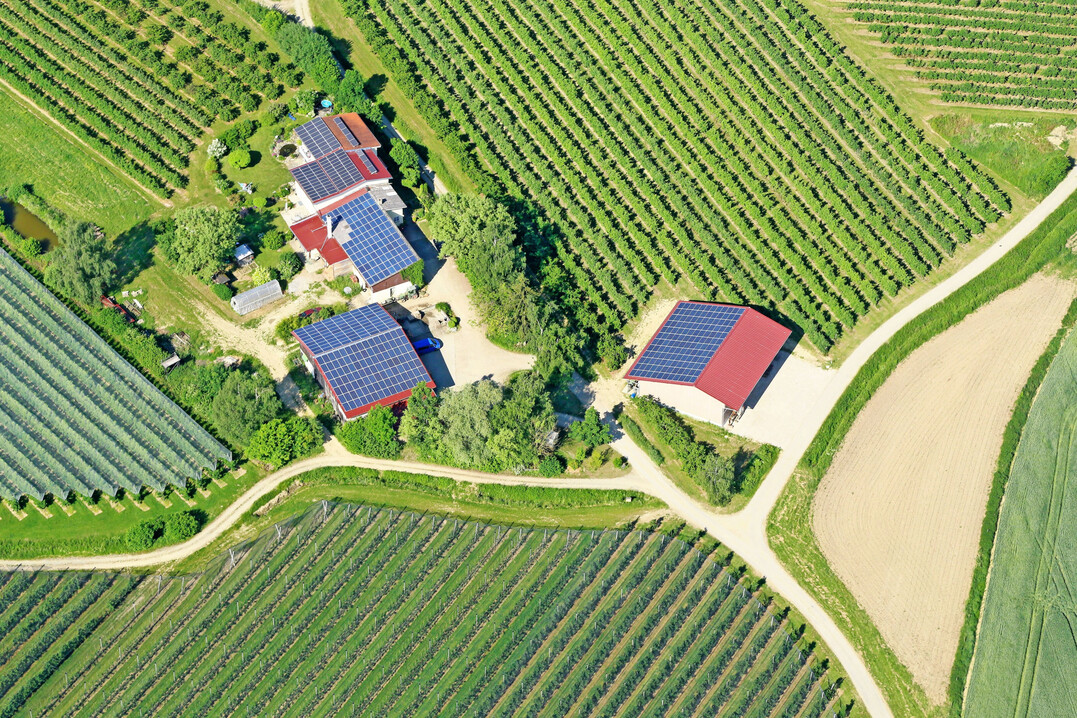Landwirtschaftlicher Hof mit Solarpanels auf den D�chern.