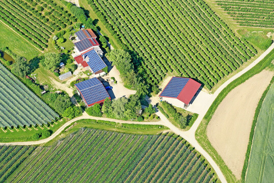 Landwirtschaftlicher Hof mit Solarpanels auf den D�chern.