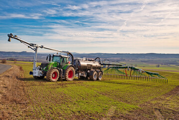 Mehr Nährstoffe, wenige Emissionen: Oft wird Gülle per Schleppschlauch auf die Felder gebracht. Die Nunos GmbH wandelt Gülle in hochwertigen, emissionsarmen Dünger um.