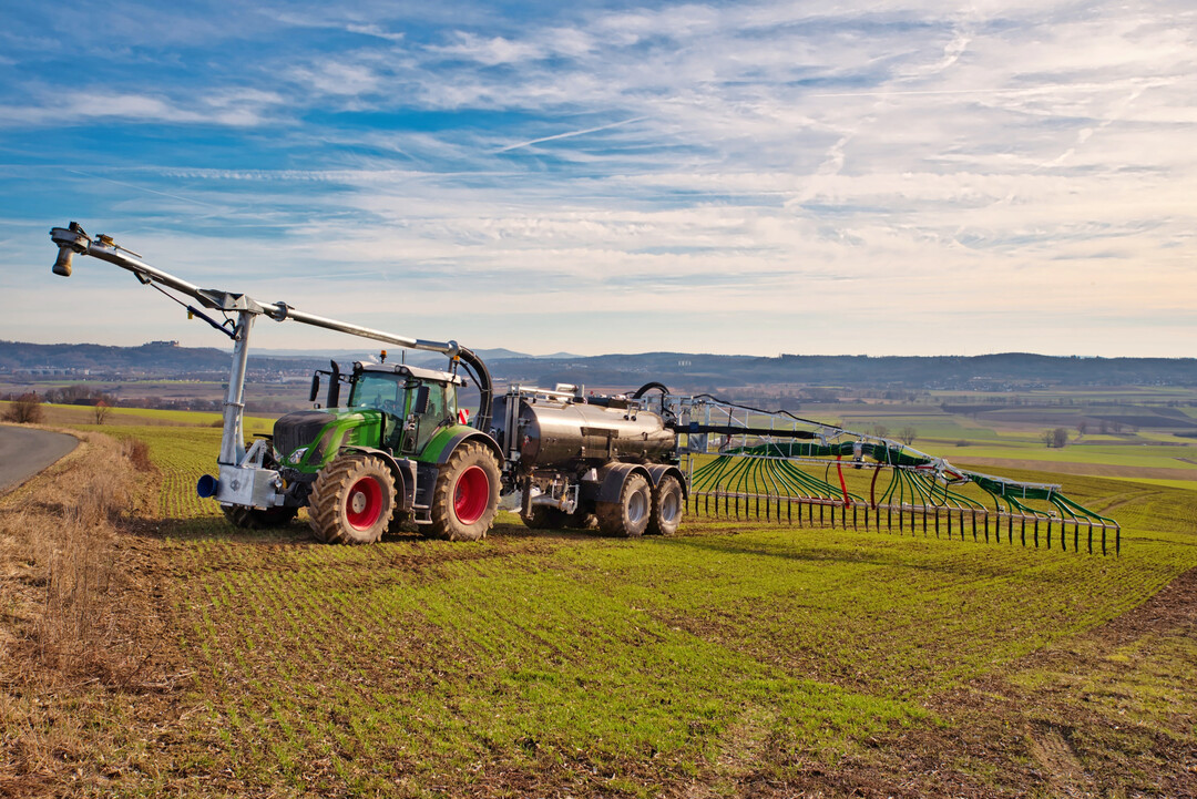 Mehr N�hrstoffe, wenige Emissionen: Oft wird G�lle per Schleppschlauch auf die Felder gebracht. Die Nunos GmbH wandelt G�lle in hochwertigen, emissionsarmen D�nger um. 