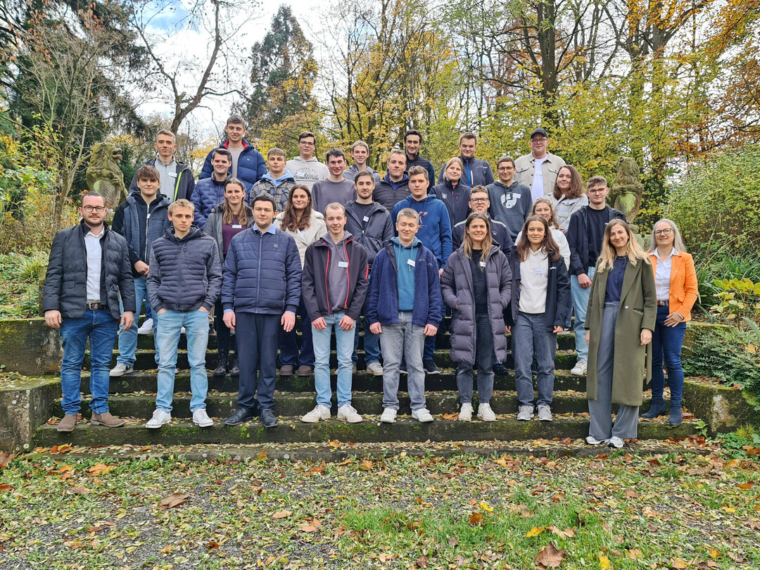 Die neue Landbauklasse mit Schulleiterin Christine Heinke (r.), Klassenlehrer Jens Bauer (l.) und Co-Klassenlehrerin Ina Wei� (2. v. r.).
