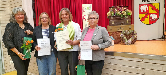Gute Landfrauenarbeit braucht viele Schultern. F�r ihr Engagement ehrte die Kreisvorsitzende drei Landfrauen mit einer Ehrenurkunde sowie der Silbernen Biene als Anstecknadel oder Ring. Verdienste erworben haben sich Petra Teufel aus Inneringen (15 Jahre Vorstandsarbeit), Ulrike Moser aus Waldbeuren (13 Jahre Vorstandsarbeit) und Marlies Dreher aus Frohnstetten (ebenfalls 13 Jahre). �