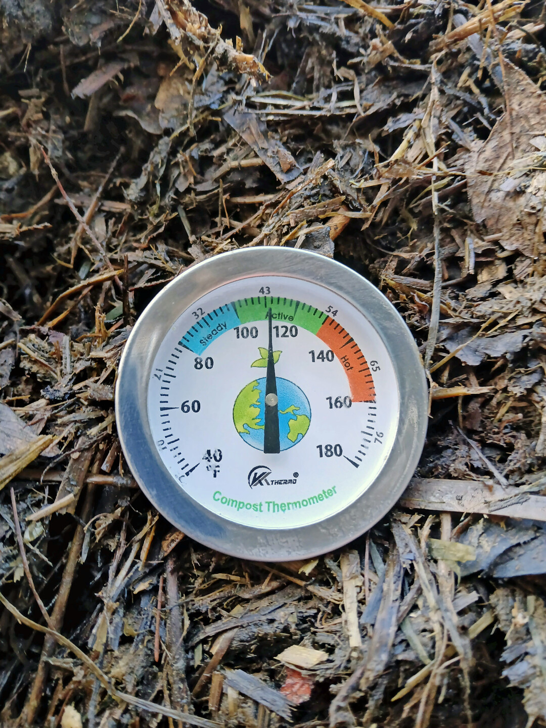 Betrieb Magg: Kompostierung von Hofresten, Mist, Siloabraum etc. und viel Laub von der Gemeinde.