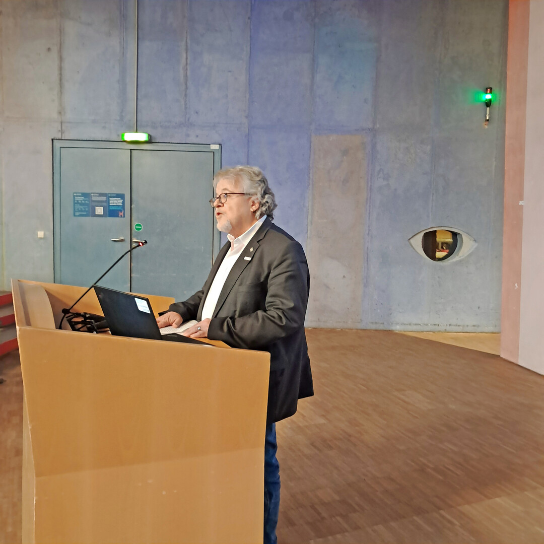 Dekan Prof. Dr. Ralf V�gele betont in seiner Begr��ung die Bedeutung der Bodenfruchtbarkeit, deren Steigerung langfristige Prozesse erfordere.