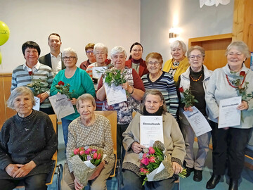 Freude bei und mit den Geehrten (v. l. sitzend): Lydia Andlauer (Ehrenvorsitzende Bezirk Lahr), Renate Irion und Friederike Dietrich (beide Ehrenvorsitzende Nonnenweier). Dahinter von links: Vorsitzende Martina Jenne, B�rgermeister Marco Gutmann, Beate L�ssle, Bezirksvorsitzende Gerda Roth, Ilona Preuschoff, Jutta Breithaupt, Pr�sidentin Christiane Wangler, Elisabeth Karl, Hildegard Schiff, Bernhardine Holderer und Martha Schlager.