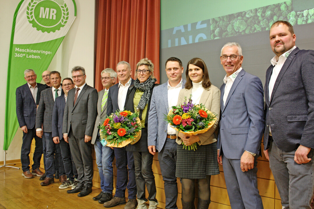 Burkhard Trabold (6. v. r.) mit Ehefrau Ute und Nachfolger Pascal Bier (4. v. r.) mit Ehefrau Simone in einer Reihe mit Ehreng�sten und MR-Vorstandskollegen. V. l.: Alois Gerig, Thomas Mann, Minister Hauk, B�rgermeister Hoffmann, Landrat Br�tel, Gerald Kubach, MR-Vorsitzender Berberich und Thomas Stang. 
