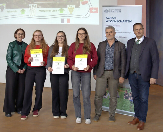 Von links: Staatssekret�rin des Kultusministeriums Sandra Boser, Milena Griesbaum, Alina Haberer, Mia Scherer, Lehrer Bernd Raber und Minister Peter Hauk. Es fehlt: Selina Winterhalder.