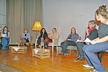 Die Landm�dchen Mara Linser (l.) und Jule Maus (r.) moderierten die Runde mit (v. l.) Pfarrerin Nadine Kempf, Tanja Sch�chtele (Bezirk Freiburg), Ines Sch�llhorn (Orts- und Bezirksvorsitzende), Ortsvorsteherin Silvia Schumacher und Gr�ndungsmitglied Margrit Gutekunst.
