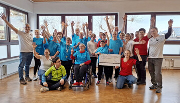 Die Inklusionsgruppe freut sich �ber die Landfrauenspende.