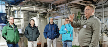 Das Weingut von Andreas M�nnle (rechts) ist fortschrittlich: Der K�hlprozess w�hrend der G�rung kann per App von �berall aus kontrolliert werden. 