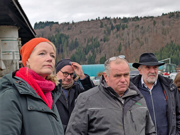  Umweltministerin Thekla Walker informierte sich zusammen mit BLHV-Pr�sident Bernhard Bolkart (rechts) bei Markus Kaiser (Zweiter von rechts) �ber die Herdenschutzma�nahmen auf dem Goldbachhof. 