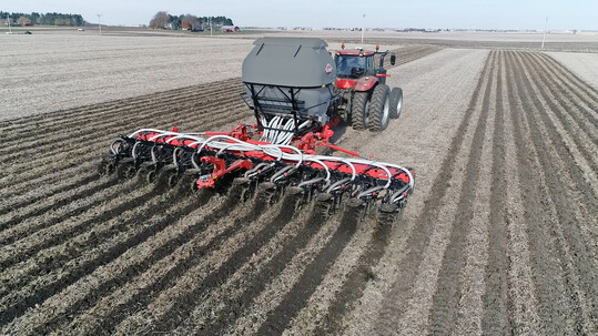 Reduzierte Bodenbearbeitung, hier Strip-Till, steigert im Vergleich zum Pflug nicht immer die Humusvorr�te, sondern kann auch zu deren Verminderung f�hren. Es kommt vor allem zur Umverteilung des Humus von unten nach oben im Bodenprofil.