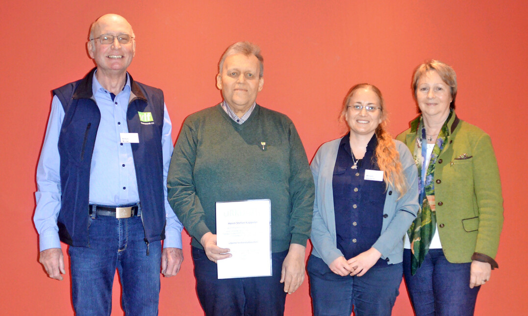 Der vlf Landesbezirksverband T�bingen ernannte Stefan K�ppeler (2. v. l.) zum Ehrenvorsitzenden. Es gratulierten sein Nachfolger Anton M�ller (l.), Gesch�ftsf�hrerin Mirjam Albrecht (2. v. r.) und stellvertretende Vorsitzende Renate Wolf. 