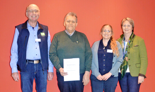 Der vlf Landesbezirksverband T�bingen ernannte Stefan K�ppeler (2. v. l.) zum Ehrenvorsitzenden. Es gratulierten sein Nachfolger Anton M�ller (l.), Gesch�ftsf�hrerin Mirjam Albrecht (2. v. r.) und stellvertretende Vorsitzende Renate Wolf. 