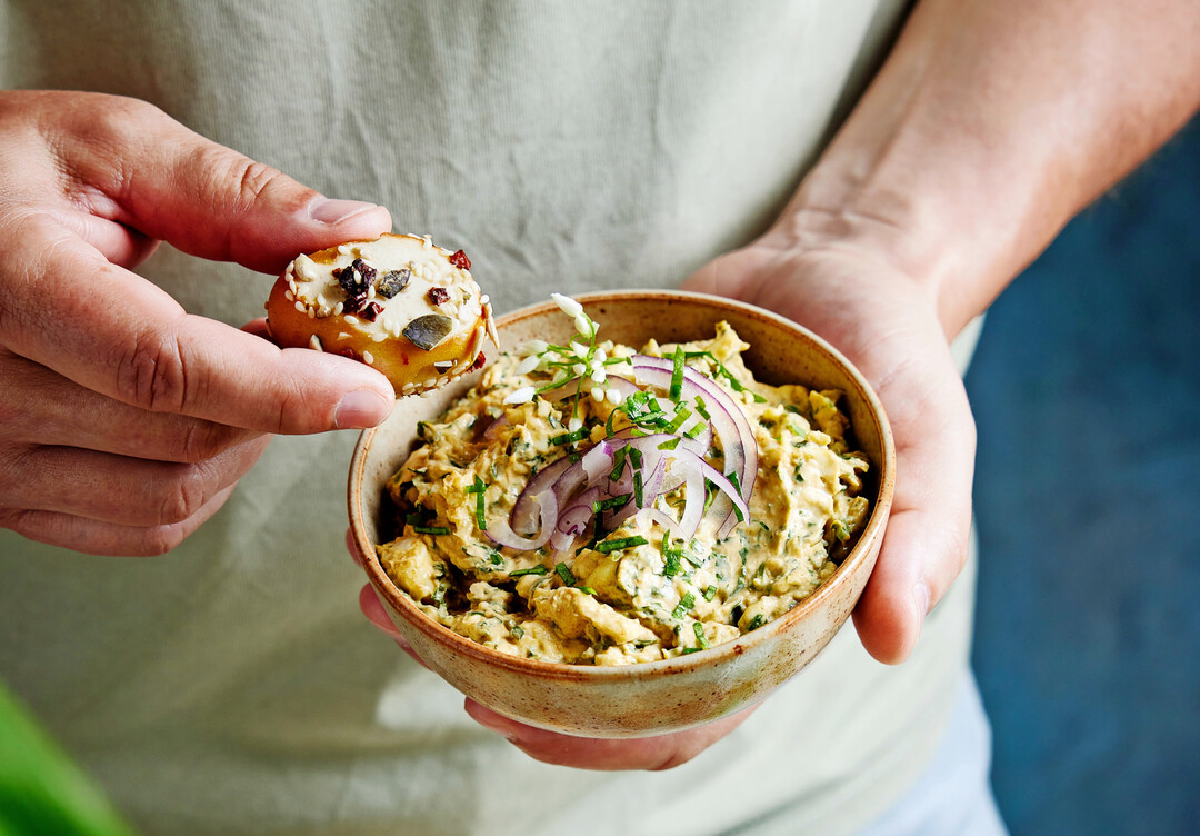 Selbstgepfl�ckter B�rlauch im Obazda schmeckt super mit frischen Laugenbissen. 