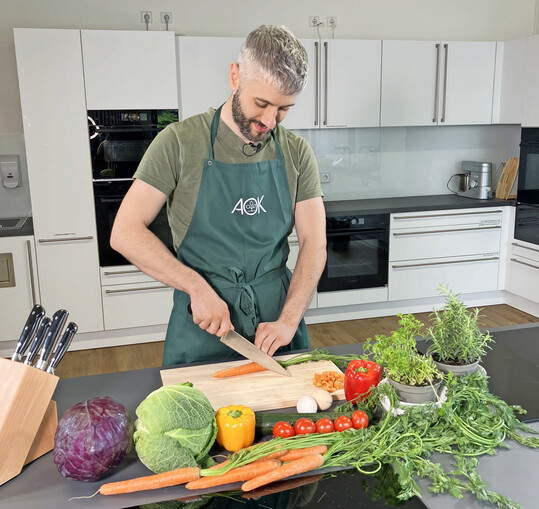 In der AOK-Kochwerkstatt dreht sich alles um gesunde und praktische Rezepte. Mit regionalen Zutaten werden Gerichte f�r den Arbeitsalltag auf dem Feld oder im Wald vorgestellt.