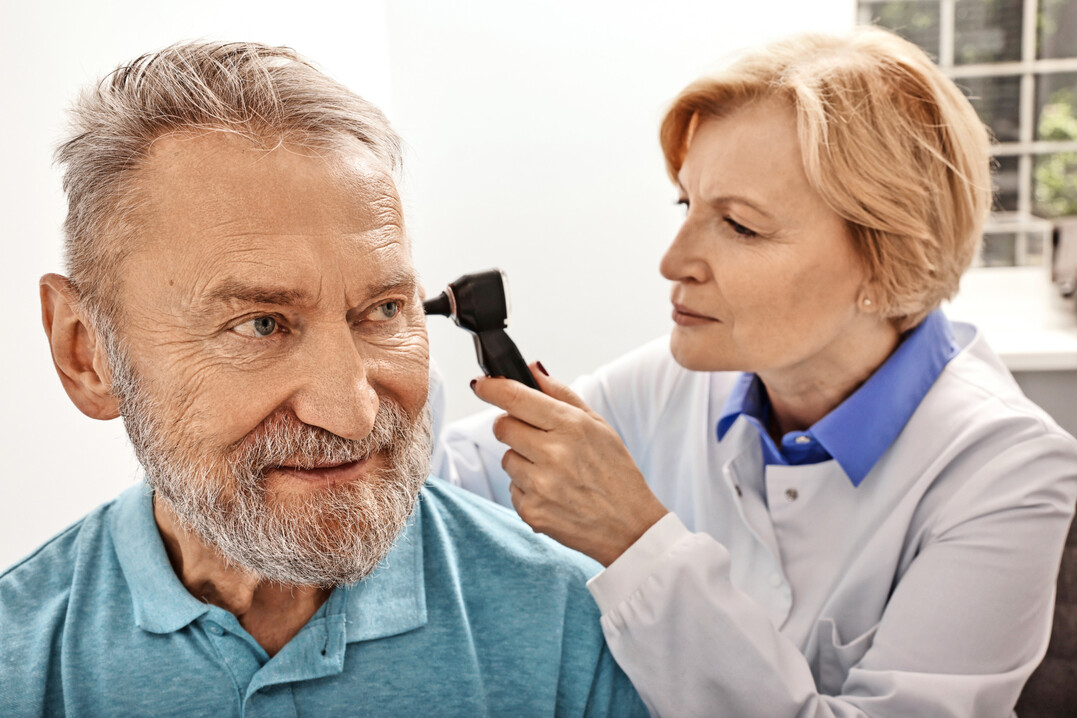 Wer schlecht h�rt, sollte sich �rztlich untersuchen lassen, denn Schwerh�rigkeit ist einer der gr��ten Risikofaktoren f�r eine Demenzerkrankung.