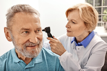 Wer schlecht h�rt, sollte sich �rztlich untersuchen lassen, denn Schwerh�rigkeit ist einer der gr��ten Risikofaktoren f�r eine Demenzerkrankung.