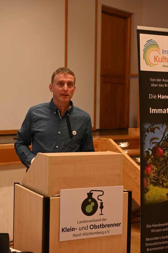 Gerhard Koch, Mitglied des Gesch�ftsf�hrenden Vorstandes des Nord-W�rttemberger Kleinbrennerverbandes, begr��te in M�glingen die Anwesenden.