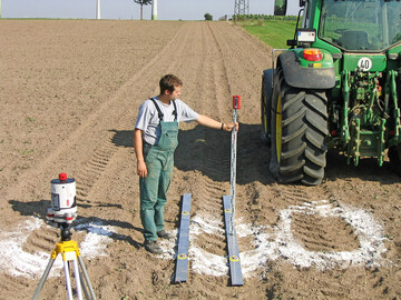 Ein Feldversuch gibt interessante Aufschl�sse zu Aufstandsfl�che und Spurtiefe von Traktorreifen.