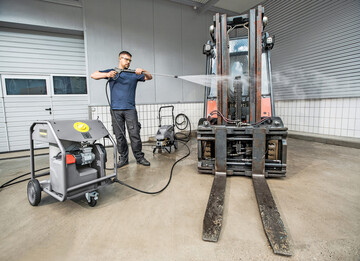 Das Zusatzger�t HG 64 erhitzt das Wasser auf bis zu 80 Grad Celsius.