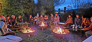 Zum regen Austausch am Feuer geh�rten auch Stockbrot, Speck und Gl�hwein.